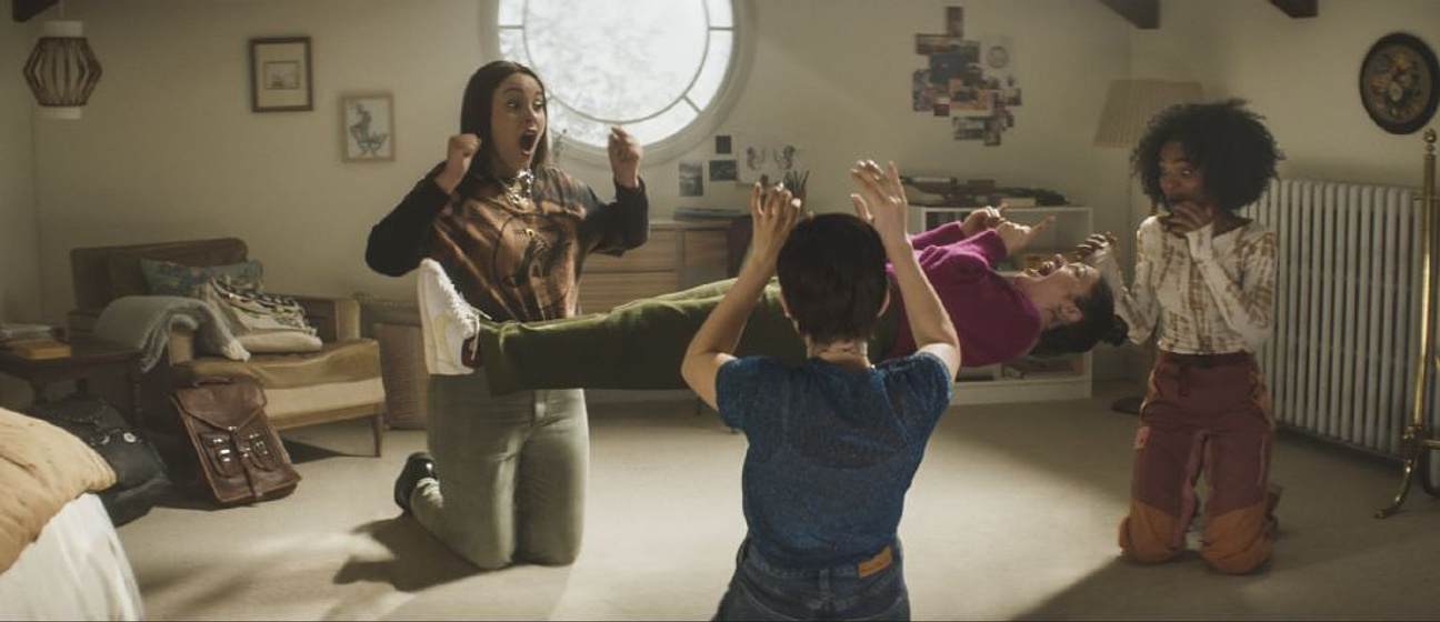 Hannah Gordon, Gideon Adlon, Cailee Spaeny y Lovie Simone en Jóvenes y Brujas