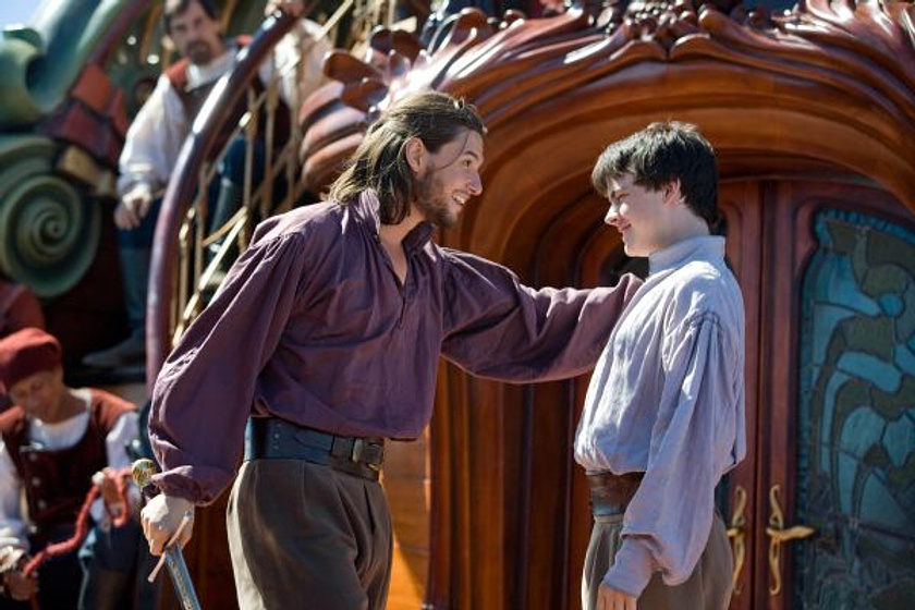 Skandar Keynes y Ben Barnes en Las Crónicas de Narnia: La Travesía del viajero del Alba