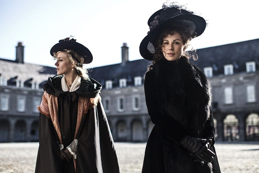 Kate Beckinsale y Emma Greenwell en Amor y amistad