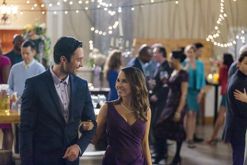 Lacey Chabert y Carlo Marks en A la Luz de la Luna