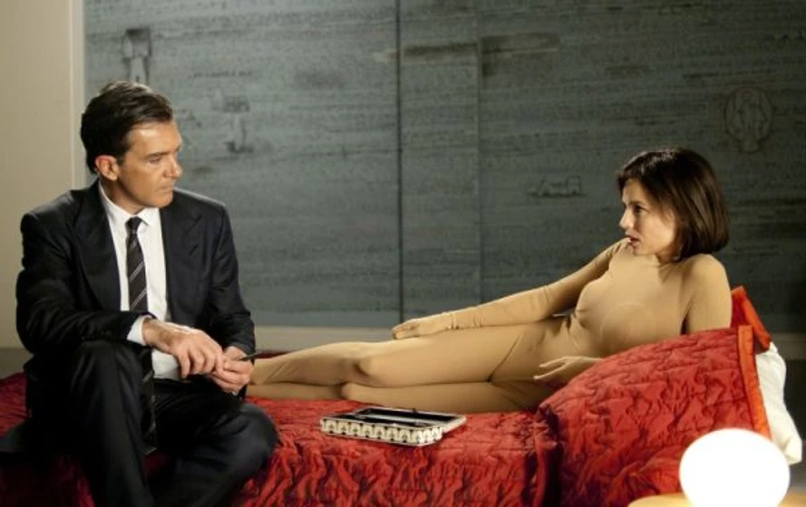 Elena Anaya y Antonio Banderas en la-piel-que-habito