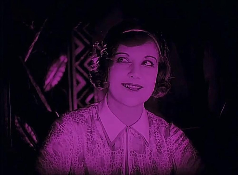 Regina Thomas en la-sirena-de-los-tropicos