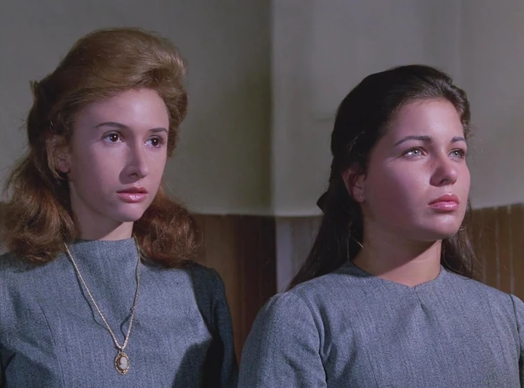 Victoria Vera y Sandra Mozarowsky en el-colegio-de-la-muerte