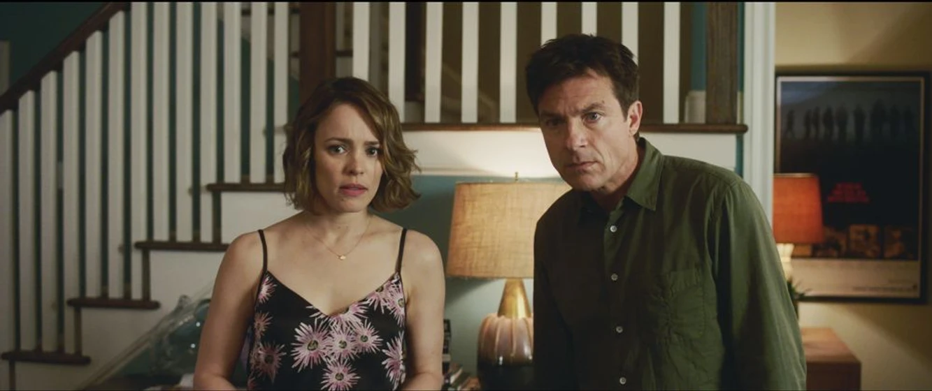 Jason Bateman y Rachel McAdams en noche-de-juegos