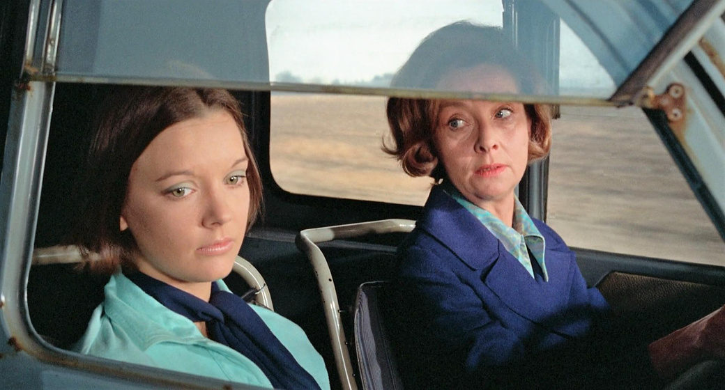 Pamela Franklin y Clare Kelly en De Repente, La Oscuridad
