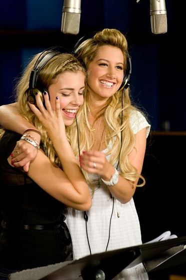 Ashley Tisdale y Jemma McKenzie-Brown en High School Musical 3. Fin de Curso