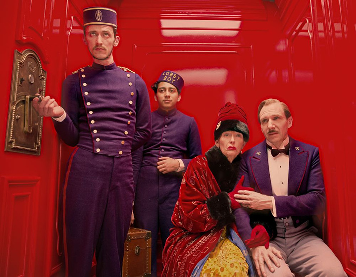 Ralph Fiennes, Tilda Swinton y Tony Revolori en El Gran Hotel Budapest