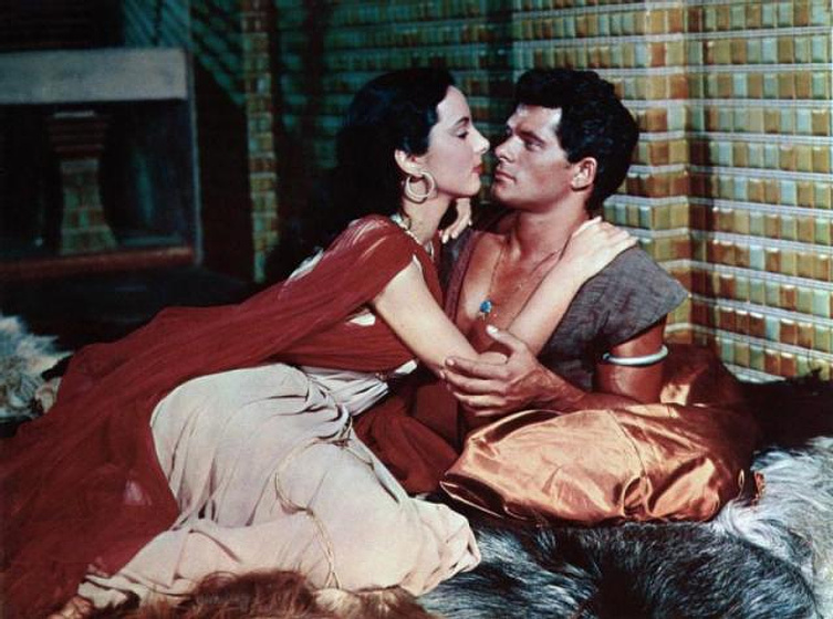Dewey Martin y Luisella Boni en Tierra de Faraones