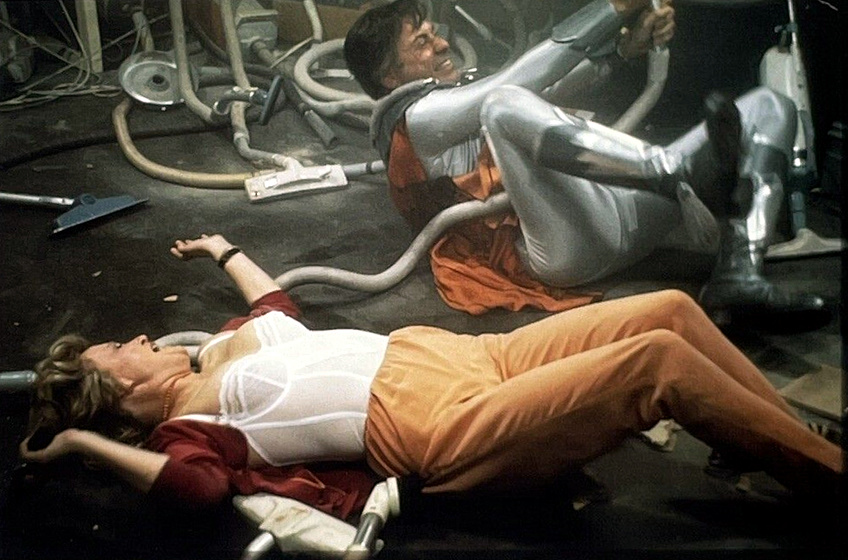 Alan Arkin y Kate Fitzpatrick en The Return of Captain Invincible
