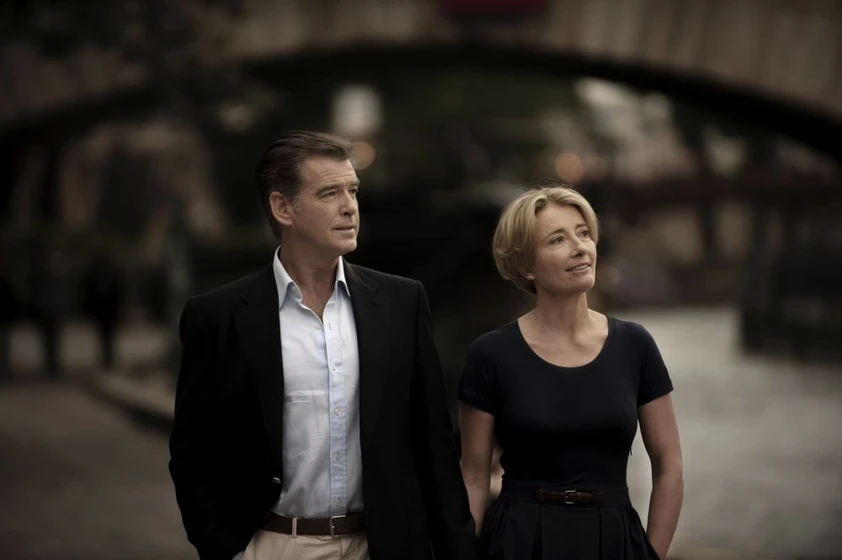 Pierce Brosnan y Emma Thompson en un-golpe-brillante