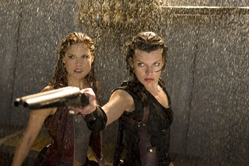 Ali Larter y Milla Jovovich en resident-evil-ultratumba