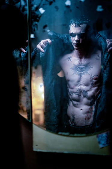 Bill Skarsgård en el-cuervo