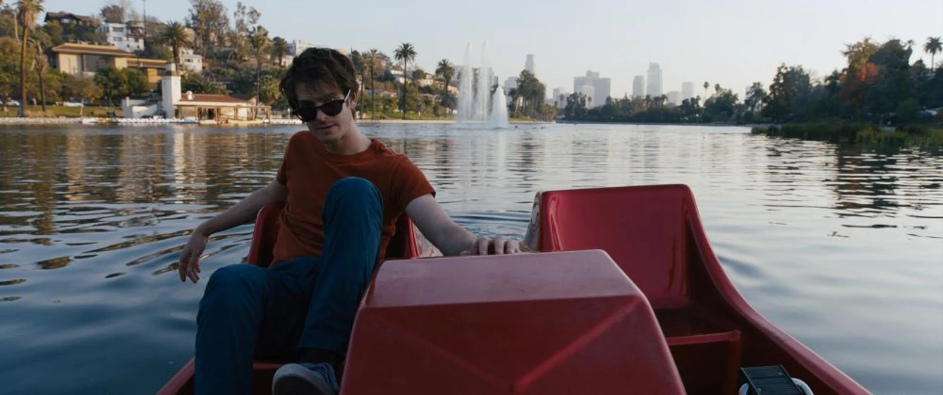 Andrew Garfield en lo-que-esconde-silver-lake