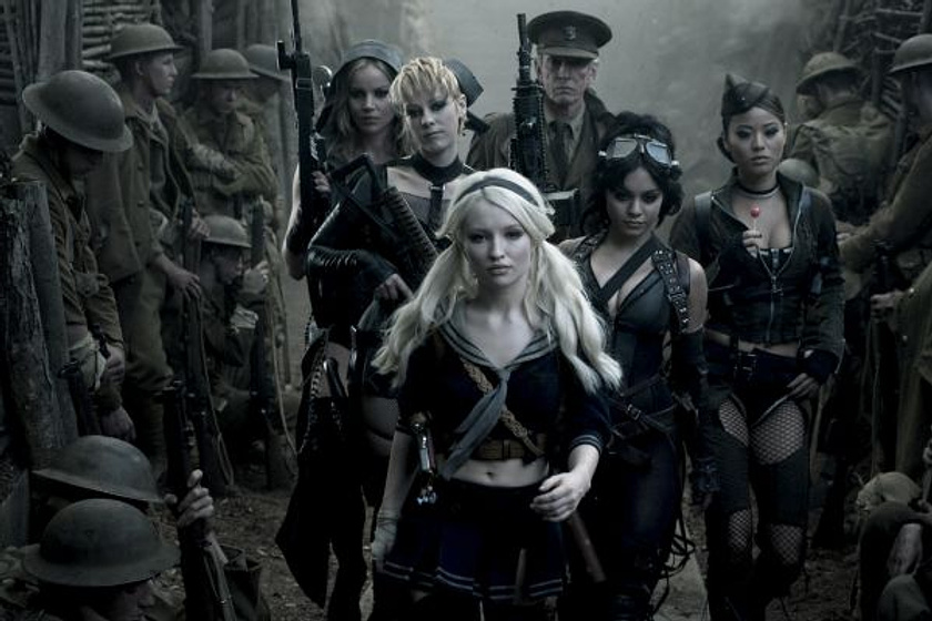 Scott Glenn, Jena Malone, Vanessa Hudgens, Emily Browning, Abbie Cornish y Jamie Chung en Sucker Punch