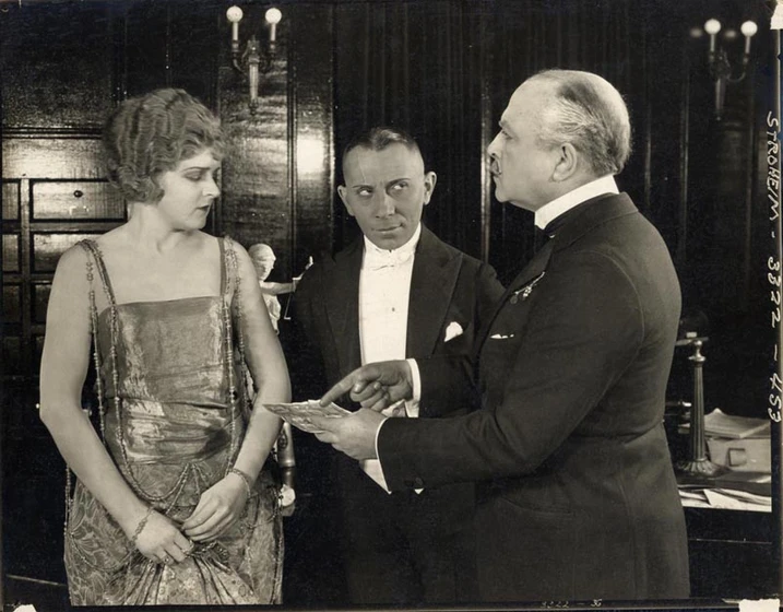 Erich von Stroheim y Miss DuPont en esposas-frivolas