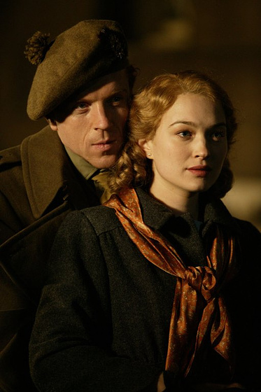 Damian Lewis y Sophia Myles en Fuga de Colditz