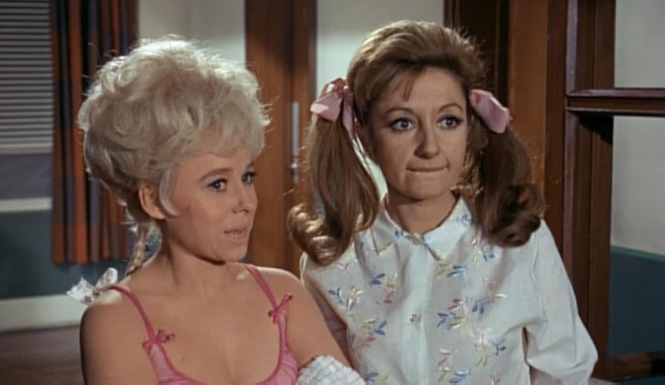 Sandra Caron y Barbara Windsor en controlese-excursionista