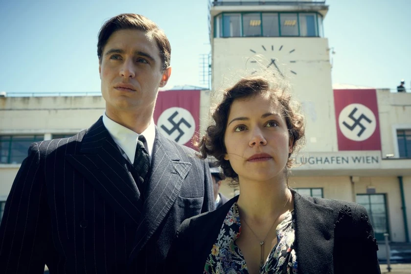 Tatiana Maslany y Max Irons en la-dama-de-oro
