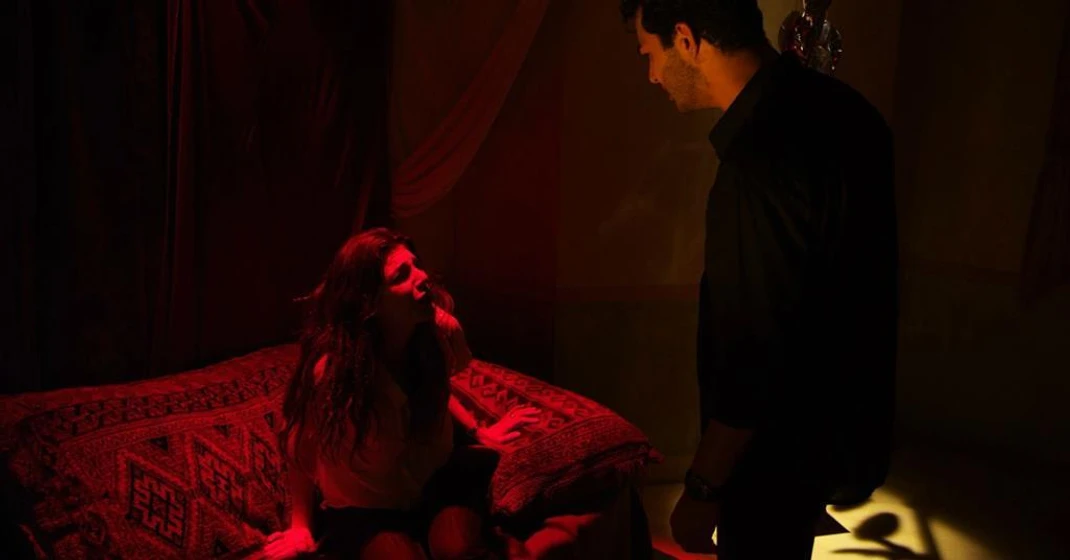 Khalid Laith y Aiysha Hart en djinn