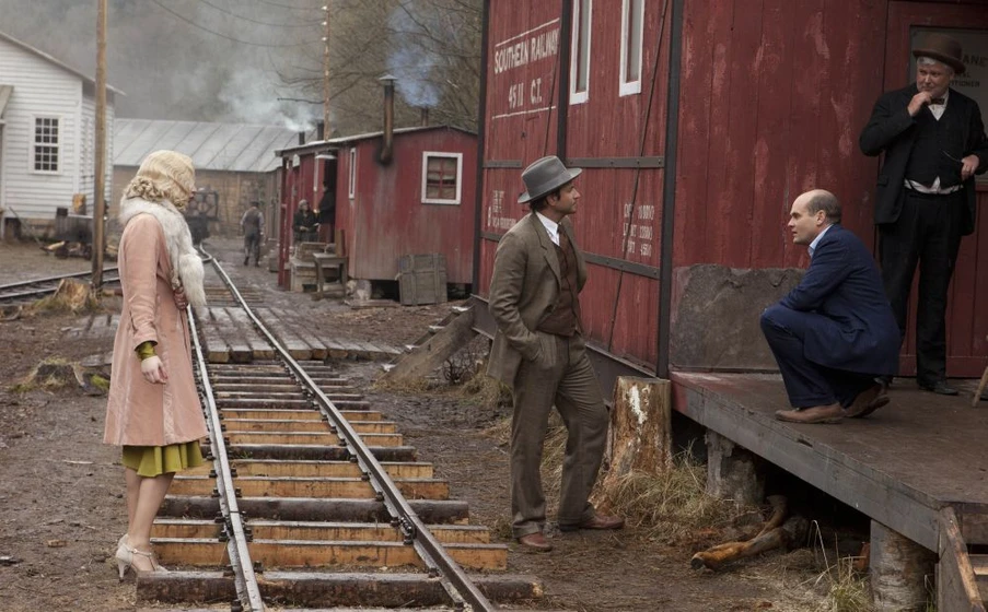 Bradley Cooper, David Dencik y Jennifer Lawrence en serena