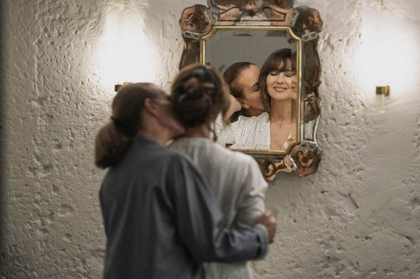 Monica Bellucci y Carole Bouquet en Las Fantasías