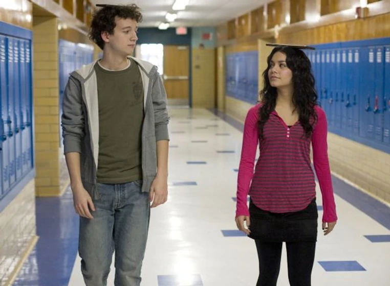 Vanessa Hudgens y Gaelan Connell en school-rock-band