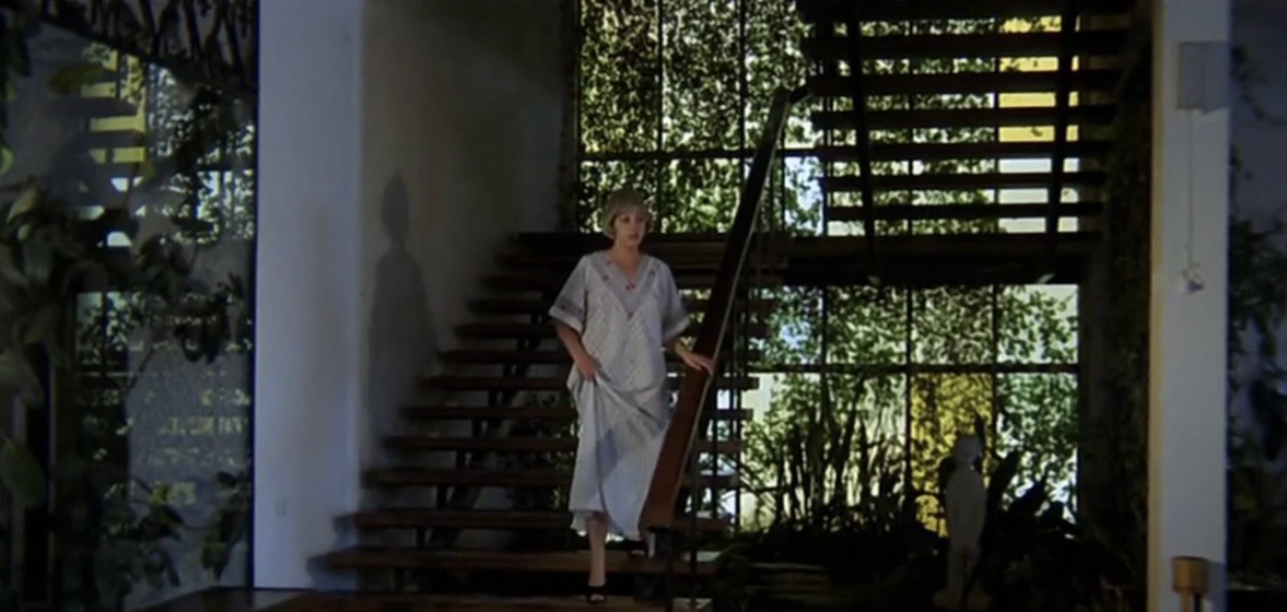 Lina Romay en camino-solitario