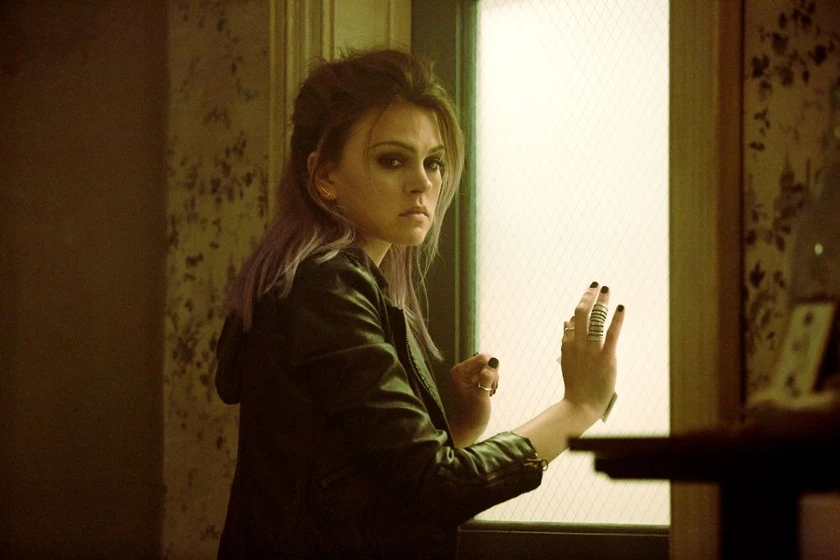 Aimee Teegarden en rings