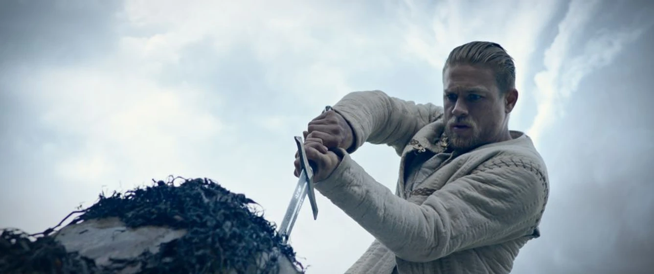 Charlie Hunnam en rey-arturo-la-leyenda-de-excalibur