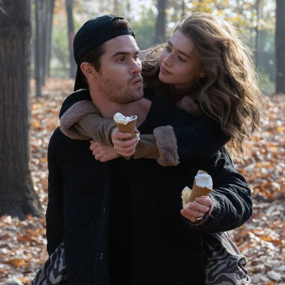 Chase Stokes y Sydney Taylor en almas-marcadas-rule-shaw