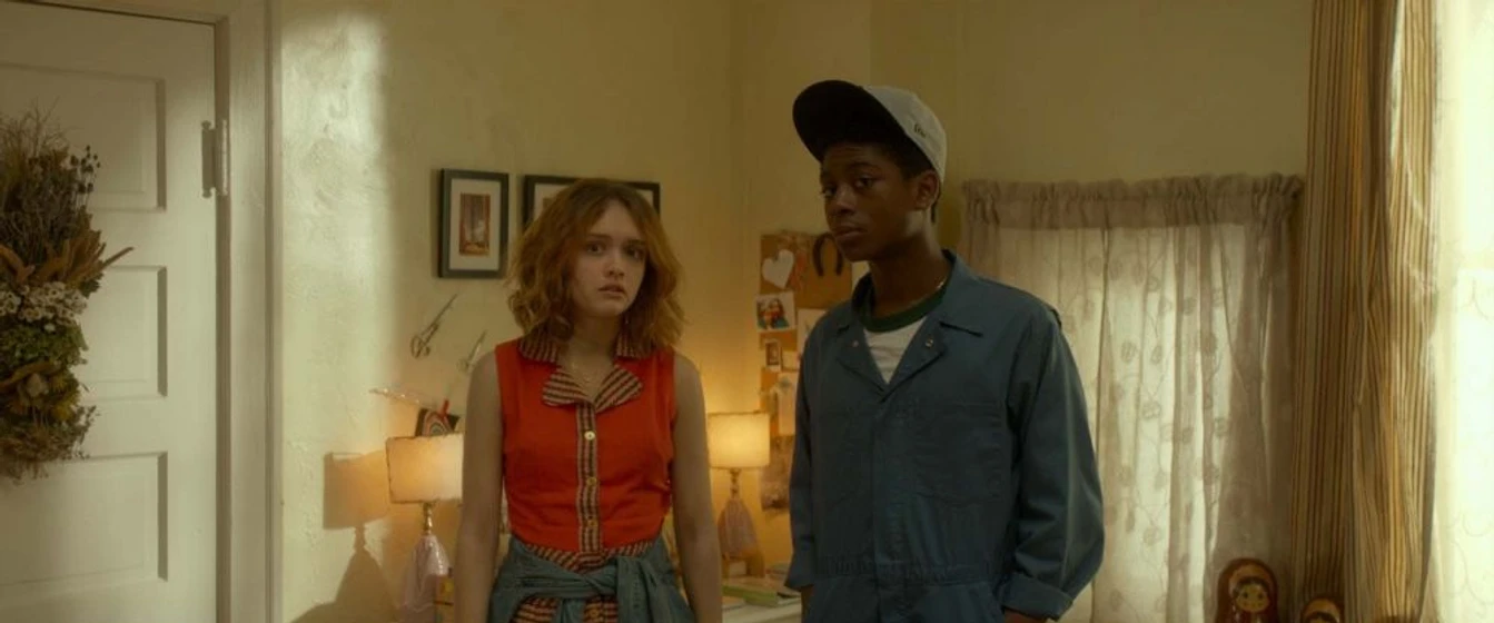 Olivia Cooke y RJ Cyler en yo-el-y-raquel