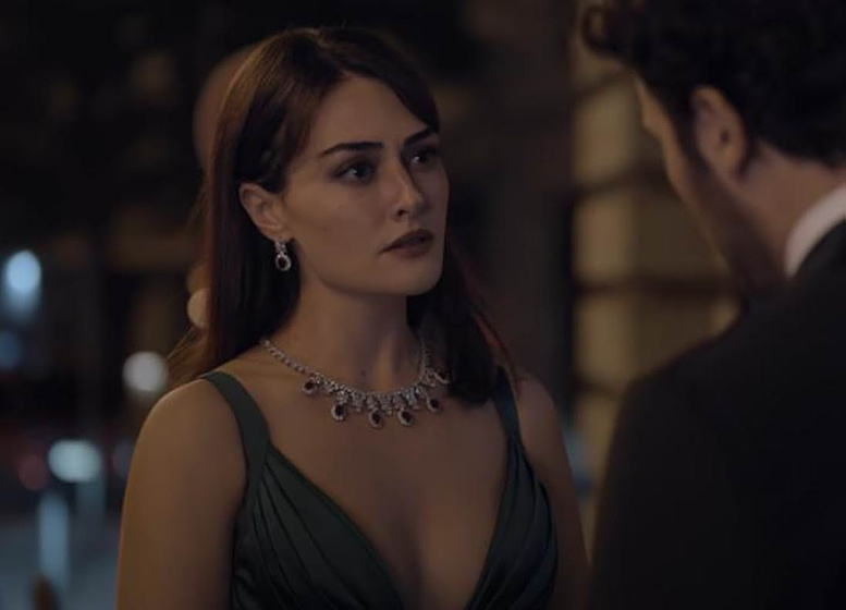 Esra Bilgiç en Un Ladrón Romántico