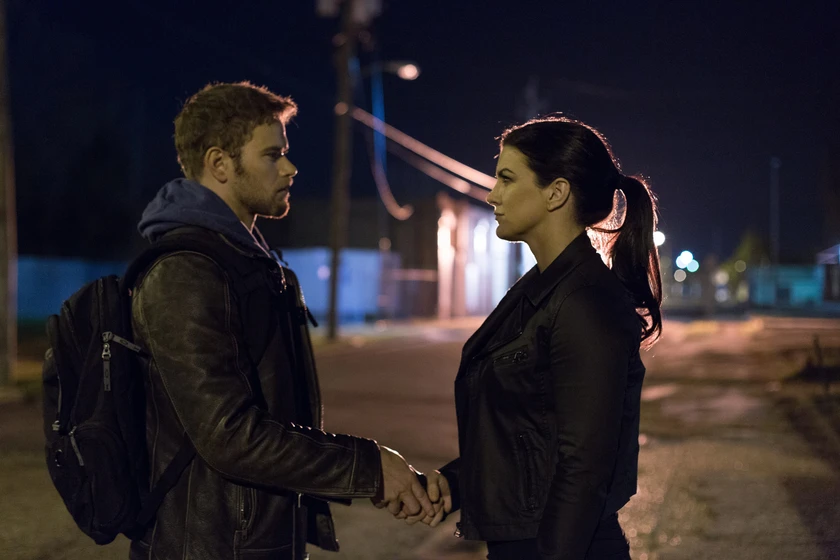 Gina Carano y Kellan Lutz en extraction