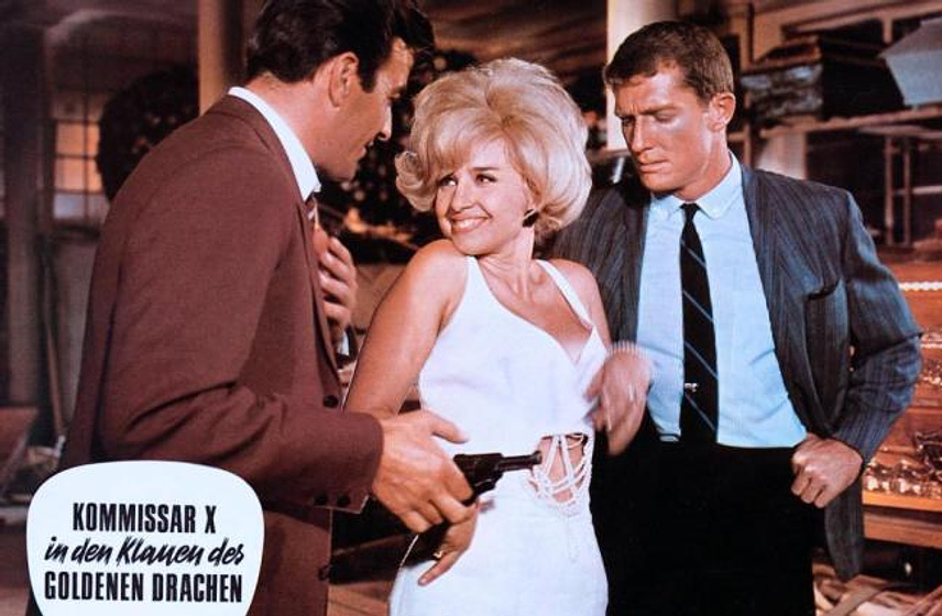 Gisela Hahn, Tony Kendall y Brad Harris en Comisario X: Las Garras del Dragón Rojo