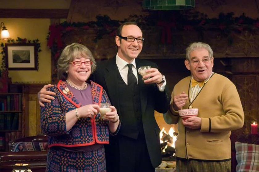 Kevin Spacey, Kathy Bates y Trevor Peacock en fred-claus-el-hermano-gamberro-de-santa-claus
