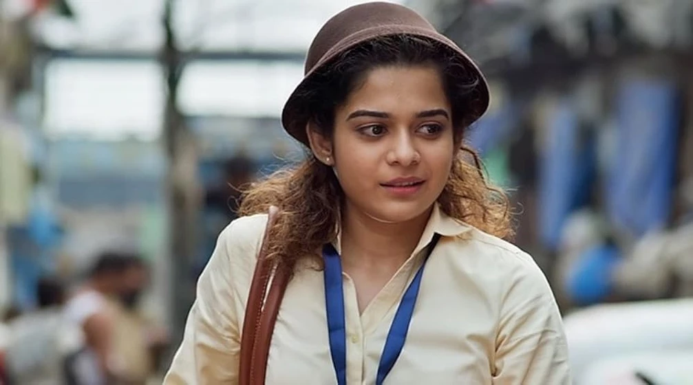 Mithila Palkar en chopsticks