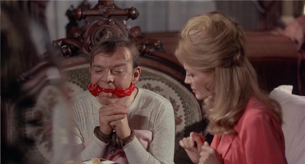 Angie Dickinson y Woodrow Parfrey en sam-whiskey
