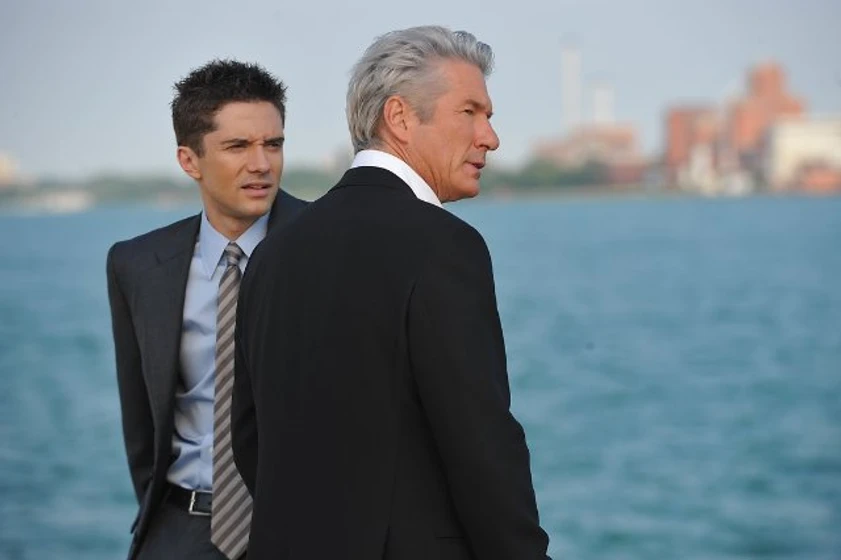 Richard Gere y Topher Grace en la-sombra-de-la-traicion