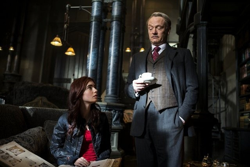 Jared Harris y Lily Collins en Cazadores de sombras: Ciudad de hueso