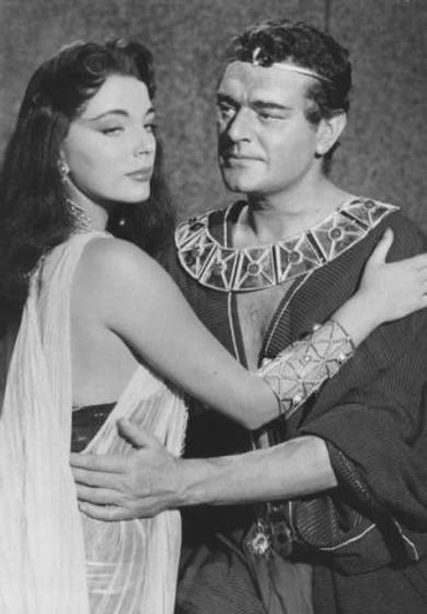 Jack Hawkins y Joan Collins en tierra-de-faraones