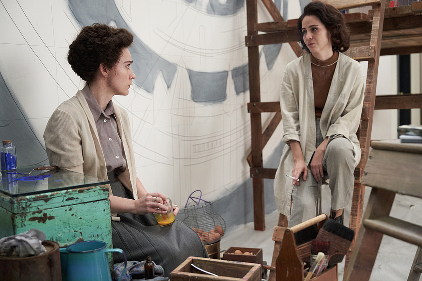 Cassandra Ciangherotti y Olivia Vinall en Leonora in the Morning Light