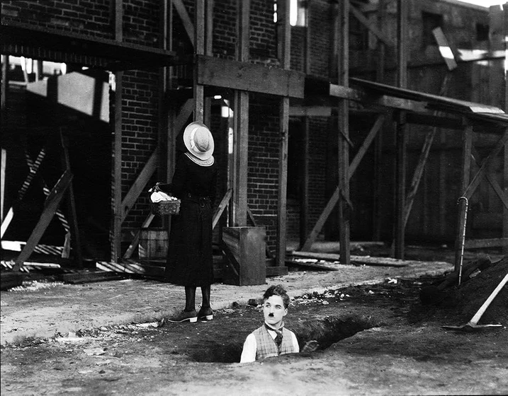 Charles Chaplin en charlot-en-dia-de-paga