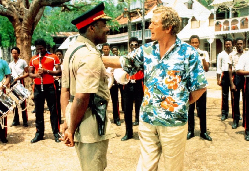 Michael Caine y Chris Tummings en loca-juerga-tropical
