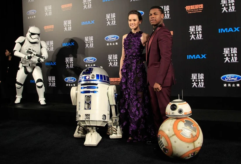 John Boyega y Daisy Ridley en star-wars-episodio-vii-el-despertar-de-la-fuerza (Premiere en Shanghai. Diciembre 2015)
