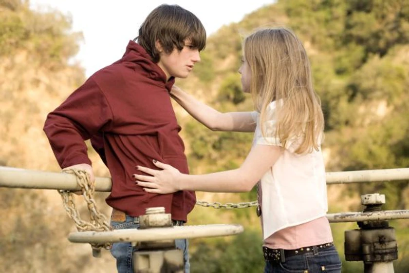 Dakota Fanning y Josh Hutcherson en fragmentos