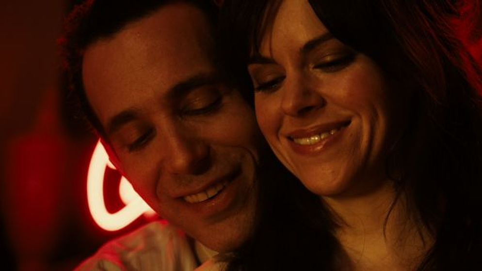 Jonas Chernick y Emily Hampshire en Mi Gran Aventura sexual