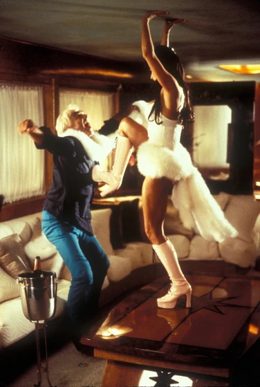 Burt Reynolds y Demi Moore en Striptease