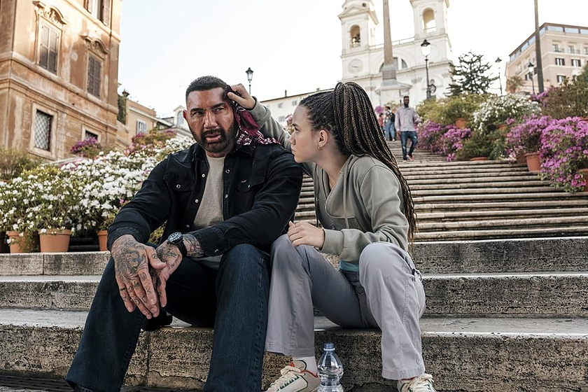 Dave Bautista y Chloe Coleman en juego-de-espias-la-ciudad-eterna