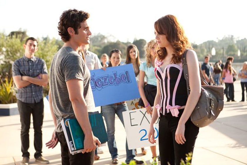 Emma Stone y Penn Badgley en Rumores y Mentiras