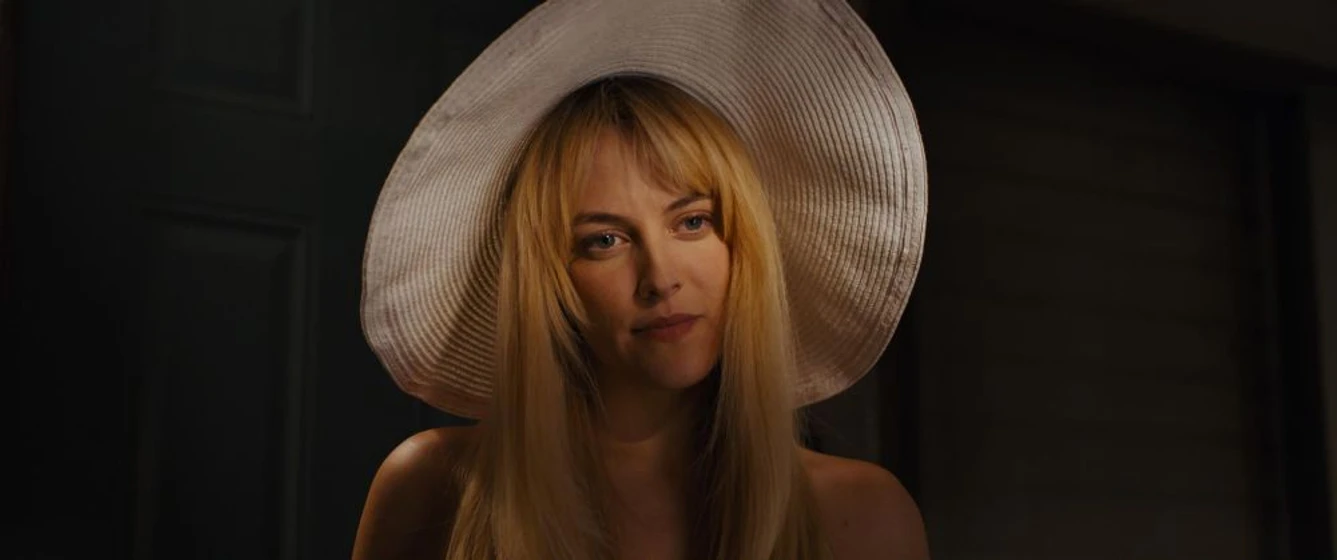 Riley Keough en lo-que-esconde-silver-lake